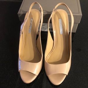 Never been wore, BCBGeneration Champagne Lamb Metallic pep toe sling back heels